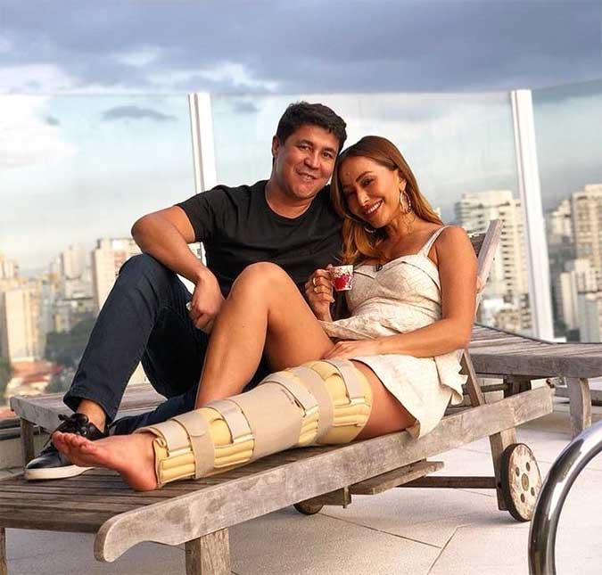 Sabrina Sato aparece com a perna imobilizada em foto com amigo