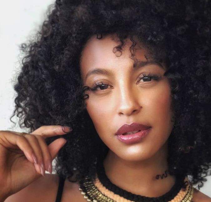 Sheron Menezzes também faz parte desse time, ao inserir um Z em seu sobrenome em 2010. Em entrevista para o Programa do Jô, ela revelou que acredita em tudo que possa lhe fazer bem: - Deu tudo certo na minha vida! Eu acho mais bonito. Quando você acredita nas coisas, elas acontecem. Eu acreditei que o Z iria melhorar e melhorou. Sheron Menezzes também faz parte desse time, ao inserir um Z em seu sobrenome em 2010. Em entrevista para o Programa do Jô, ela revelou que acredita em tudo que possa lhe fazer bem: - Deu tudo certo na minha vida! Eu acho mais bonito. Quando você acredita nas coisas, elas acontecem. Eu acreditei que o Z iria melhorar e melhorou.