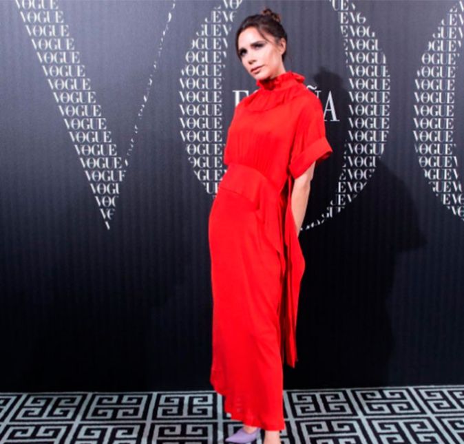 Não é novidade que Victoria Beckham arrasa quando o assunto é moda, né? Nascida em 17 de abril de 1974, a ex-Spice Girls é uma super empreendedora. Por causa disso, a seguir relembramos a trajetória da morena no mundo da moda, assim como mostramos como ela construiu o seu império fashion!