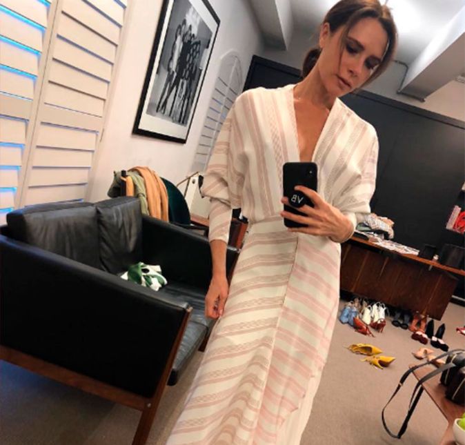 Neste clique, Victoria Beckham usa um look de vestido longo e branco, enquanto disparava na legenda da foto que rendeu vários elogios: Quando eu estava escolhendo minhas roupas para minha viagem à Paris e Madri. Uau, hein?