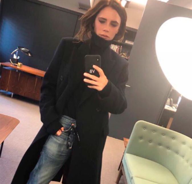 Num estilo chique e casual, Victoria Beckham combinou um sobretudo preto com jeans! Que arraso de mulher!