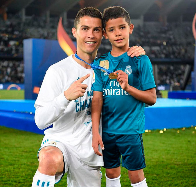 Cristiano Ronaldo homenageia filho por receber prêmio de melhor marcador da escola!