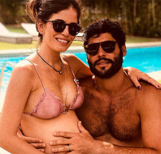 Dudu Azevedo exibe barrigão da primeira gravidez da esposa: <I>Meus amores</I>