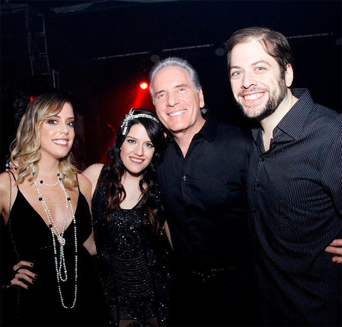 Roberto Justus posa com os filhos em festa, mas lamenta: <I>Faltou a Rafinha</I>