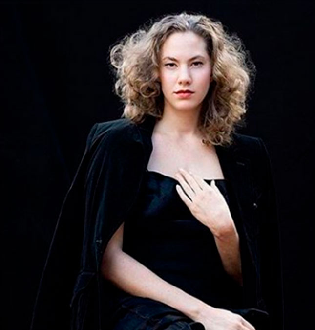 Neta de Audrey Hepburn, Emma Ferrer virá ao Brasil para a <i>SPFW</i> pela primeira vez!