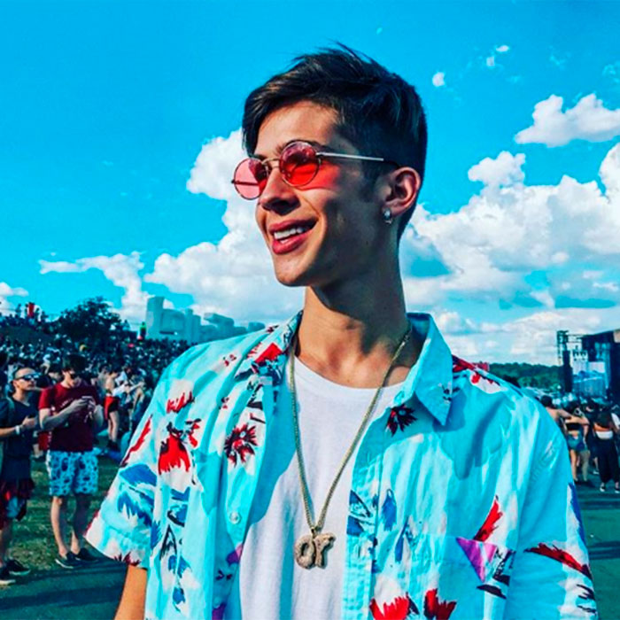 João Guilherme critica fã-clube <i>JoLari</i>, feito por causa de seu namoro com Larissa Manoela