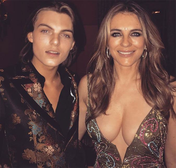 Filho de Elizabeth Hurley quer que a mãe pare de postar fotos <i>sexy</i> no <i>Instagram</i>