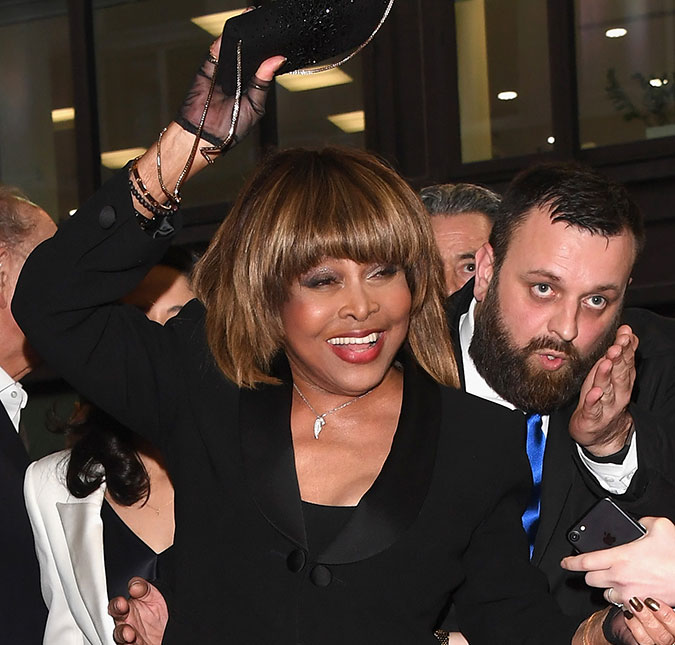 Tina Turner faz rara aparição para conferir de perto musical sobre sua vida