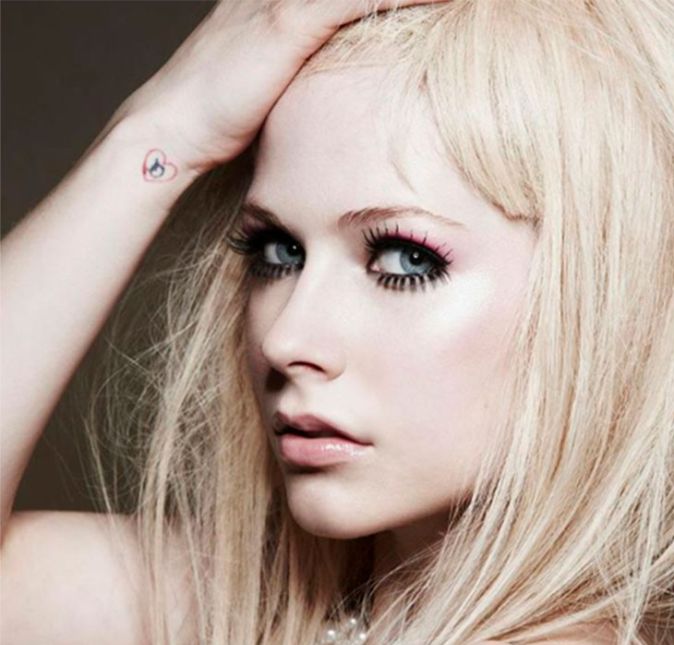 Avril Lavigne, além de possuir sua própria marca de roupas conhecida como Abbey Dawn, já lançou perfumes como Forbidden Rose, Black Star e Wild Rose. Além das fragrâncias, sua marca também compõe sabonete, hidratante, creme pós-barba e óleo de banho. Uau, hein!