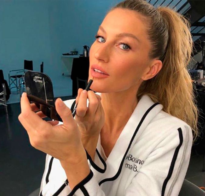 Elas podem ter a profissão que quiserem, mas não resistiram e se entregaram ao mundo dos cosméticos   para a nossa alegria!