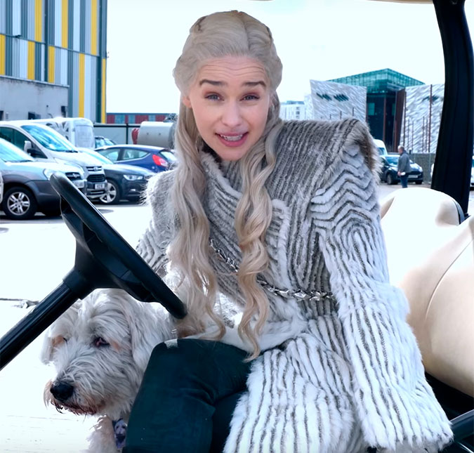 Emilia Clarke faz um <I>tour</I> bizarro pelos bastidores de <I>Game Of Thrones</I>!