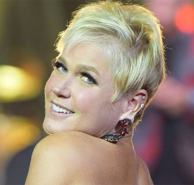Com foto do pé machucado, Xuxa revela: <i>Mais um mês eu tiro a botinha</i>