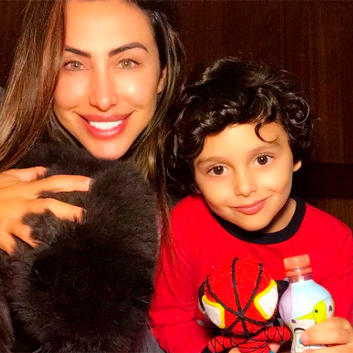 Ex-<i>BBB</I>, Jaque Khury causa polêmica ao dar <i>whey protein</i> para filho de quatro anos