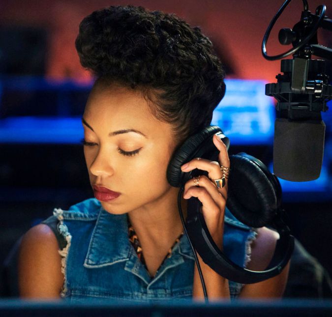 Cara Gente Branca conta a história de alunos negros de uma conceituada universidade norte-americana que enfrentam desrespeito e a política evasiva da escola, que está longe de ser pós-racial. Tem quatro temporadas na Netflix. Cara Gente Branca conta a história de alunos negros de uma conceituada universidade norte-americana que enfrentam desrespeito e a política evasiva da escola, que está longe de ser pós-racial. Tem quatro temporadas na Netflix.