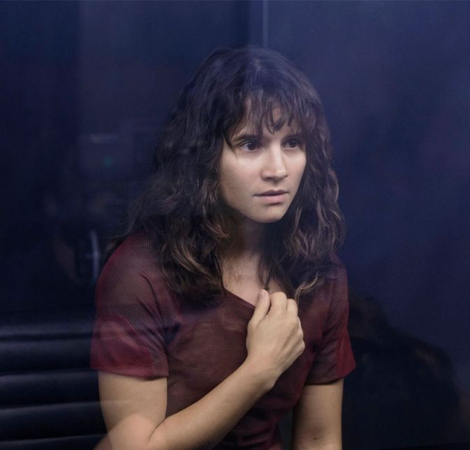 A série 3% é brasileira e conta a história de um futuro não tão distante, onde a elite vive no conforto do Maralto, que é como se fosse um paraíso em um mundo pós-apocalíptico. Então, todos os jovens de 20 anos de idade fazem um processo seletivo para viver lá - mas só 3% serão aprovados. Tem quatro temporadas na Netflix, cada uma com episódios de 40 minutos de duração. A série 3% é brasileira e conta a história de um futuro não tão distante, onde a elite vive no conforto do Maralto, que é como se fosse um paraíso em um mundo pós-apocalíptico. Então, todos os jovens de 20 anos de idade fazem um processo seletivo para viver lá - mas só 3% serão aprovados. Tem quatro temporadas na Netflix, cada uma com episódios de 40 minutos de duração.