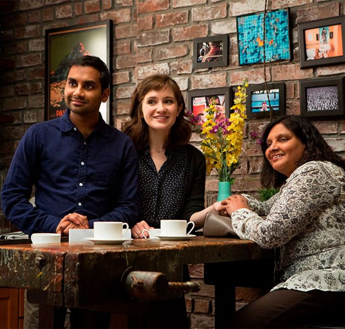 Master of None também é uma série bem legal. Nela, o ator Dev tenta alavancar sua carreira e dar um jeito em sua vida sentimental com a ajuda de um eclético grupo de amigos. Tem três temporadas na Netflix e cada episódio tem 30 minutinhos.