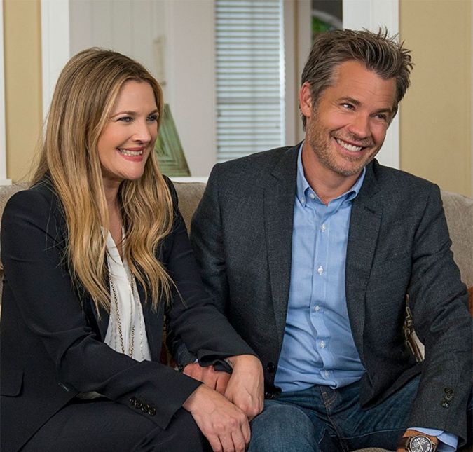Em Santa Clarita Diet, um casal de corretores vive a vida tranquilamente, até que ela passa por uma mudança drástica que traz caos, mortes e destruição para a família - só que de um jeito positivo. Tem três temporadas com episódios de 30 minutos na Netflix. Prepare o estômago, porque a série tem cenas bem tensas! Em Santa Clarita Diet, um casal de corretores vive a vida tranquilamente, até que ela passa por uma mudança drástica que traz caos, mortes e destruição para a família - só que de um jeito positivo. Tem três temporadas com episódios de 30 minutos na Netflix. Prepare o estômago, porque a série tem cenas bem tensas!
