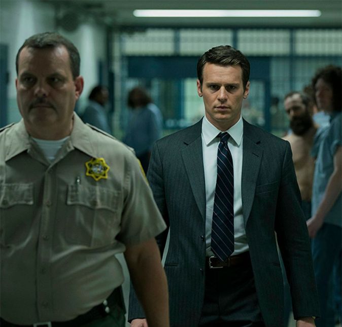 Mindhunter chocou bastante gente! A trama conta a história de dois agentes do FBI que expandem as fronteiras da ciência criminal nos anos 1970 com um perigoso mergulho no universo da psicologia do assassinato. Tem duas temporadas, uma de dez e outra de nove episódios na Netflix, com uma hora de duração cada. Mindhunter chocou bastante gente! A trama conta a história de dois agentes do FBI que expandem as fronteiras da ciência criminal nos anos 1970 com um perigoso mergulho no universo da psicologia do assassinato. Tem duas temporadas, uma de dez e outra de nove episódios na Netflix, com uma hora de duração cada.