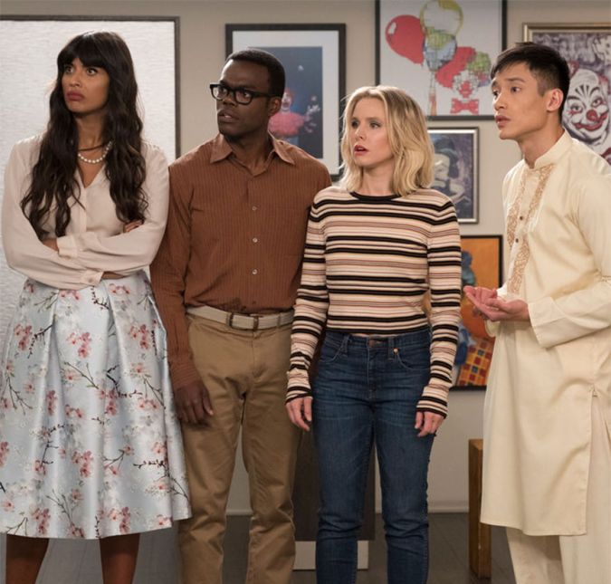 The Good Place conta a história de uma mulher chamada Eleanor que foi enviada (por engano) ao lado bom do Além depois de morrer. E já que a jogaram no local, ela está se esforçando para se tornar uma pessoa melhor e continuar por lá. A trama tem quatro temporadas na Netflix e cada episódio tem somente 20 minutos. The Good Place conta a história de uma mulher chamada Eleanor que foi enviada (por engano) ao lado bom do Além depois de morrer. E já que a jogaram no local, ela está se esforçando para se tornar uma pessoa melhor e continuar por lá. A trama tem quatro temporadas na Netflix e cada episódio tem somente 20 minutos.