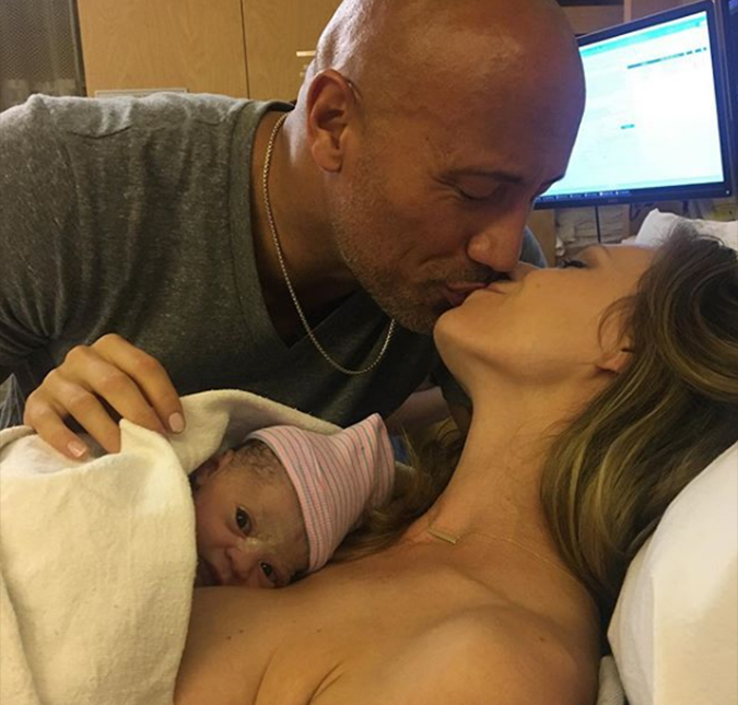 Mulher de The Rock compartilha foto tirada após nascimento da terceira filha do ator!