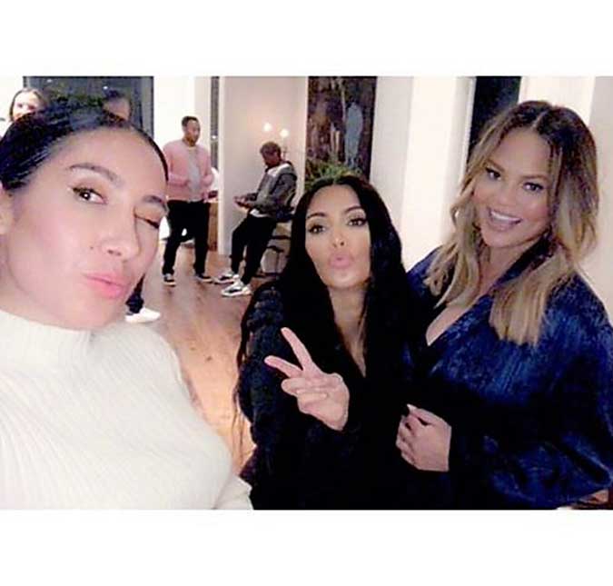Kim Kardashian marca presença em chá de bebê de Chrissy Teigen e John Legend