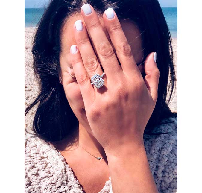 Lea Michele anuncia que está noiva e exibe anel na <i>web</i>, veja!