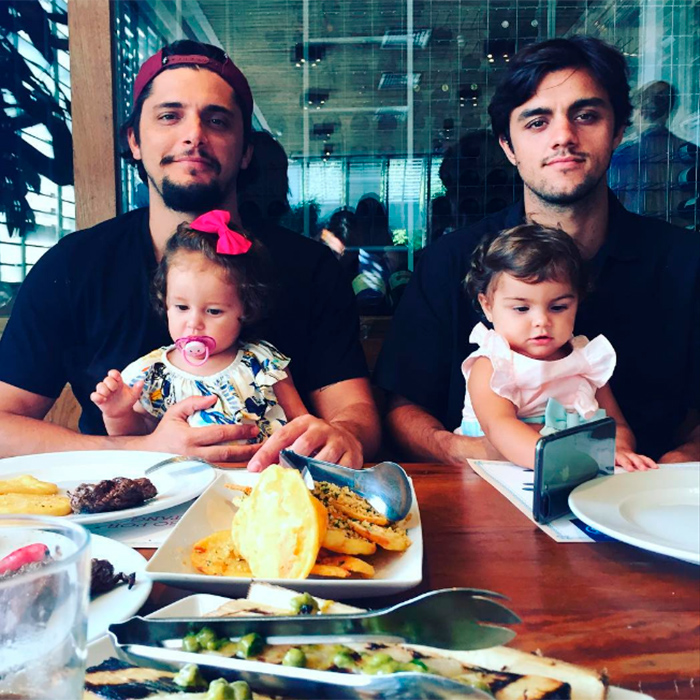 Felipe Simas e Bruno Gissoni são clicados com as filhas em restaurante carioca