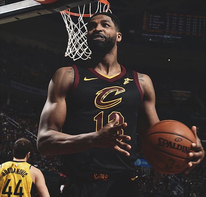 Namorado de Khloé Kardashian, Tristan Thompson quebra silêncio após escândalo de traição e o público não perdoa