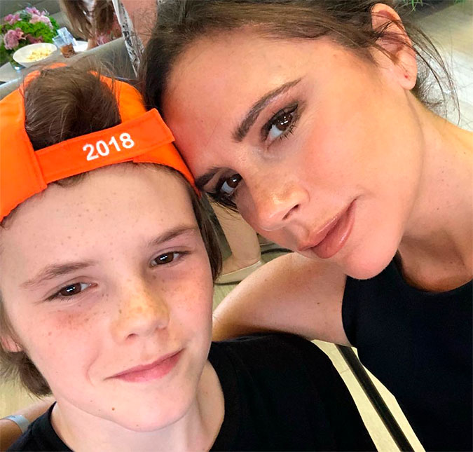 Filho de Victoria Beckham aparece cantando e é comparado a Justin Bieber