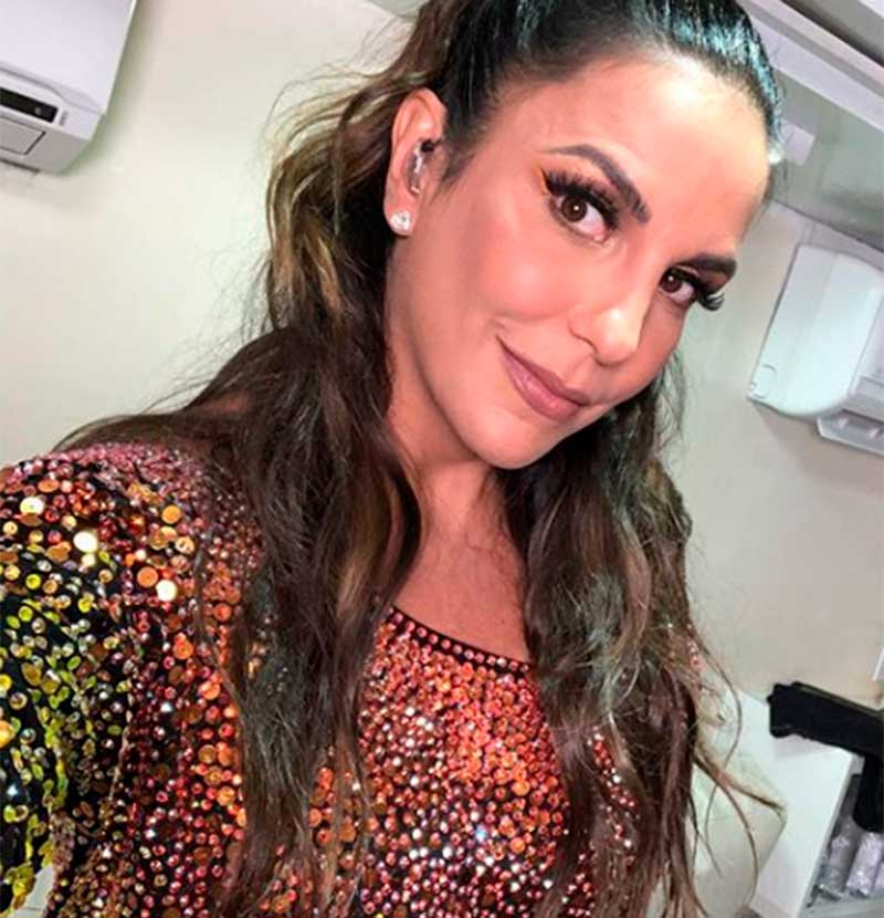 Ivete Sangalo se emociona ao lembrar da mãe: <i>- Quando estou sozinha, pergunto para ela se estou indo pelo caminho certo</i>