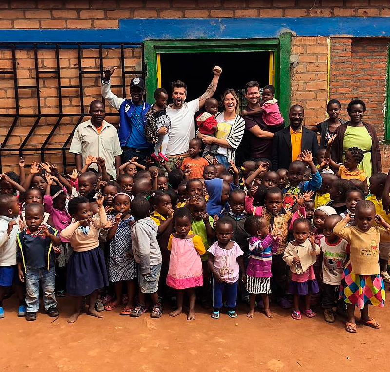 Bruno Gagliasso e Giovanna Ewbank visitam escola que patrocinam no Malawi