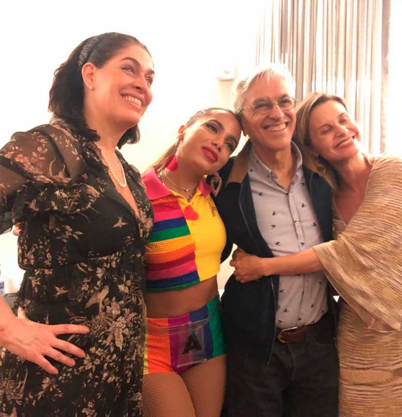 Anitta é tietada por Caetano Veloso em <i>show</i>: <i>Que honra!</i>