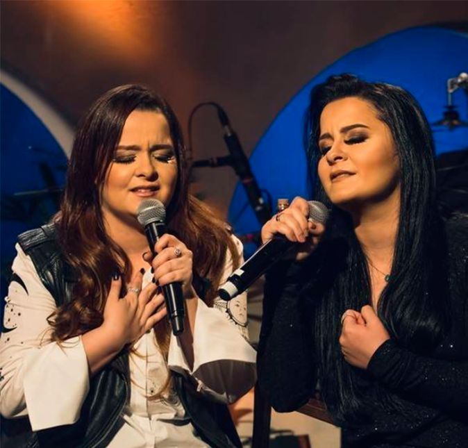 Maiara e Maraisa, que inclusive fizeram participação especial na canção 50 reais de Naiara Azevedo, já receberam diversos comentários preconceituosos no início da carreira, dizendo que uma dupla feminina não teria chance alguma de fazer sucesso. As duas chegaram a cantar pop por um período porque, segundo seu produtor da época, era o estilo dominante do mercado, mas anos depois se assumiram como dupla sertaneja e insistiram neste sonho. Em 2015, conseguiram gravar seu primeiro DVD, que contou com as participações de Jorge e Mateus, Cristiano Araújo, Bruno e Marrone e Marília Mendonça. Com este lançamento, vários sucessos se destacaram e a dupla começou a ficar conhecida por todo o país!