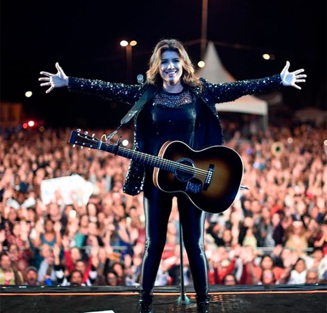 Paula Fernandes cresceu em uma fazenda no interior de Minas Gerais e já aos dez anos de idade lançou seu primeiro álbum! Suas músicas já fizeram parte das trilhas sonoras de novelas da Rede Globo como América, Paraíso e Escrito nas Estrelas. Além disso, Paula já cantou em parceria com diversos cantores internacionais, dentre eles Taylor Swift, Juanes e Michael Bolton.