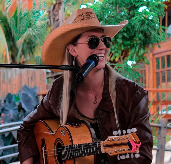 Quem é fã do dedilhado, muito provavelmente já ouviu falar no nome Bruna Viola. A artista entrou para o mundo da música caipira com apenas 11 anos de idade, já teve uma participação especial em O Outro Lado do Paraíso e em 2017, com 24 anos de idade, levou o troféu de Melhor Álbum de Músicas de Raízes Brasileiras com Melodias do Sertão no Grammy Latino.