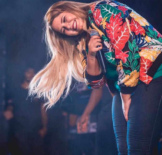 Marília Mendonça começou a compor quando tinha cerca de 12 anos de idade, mas estreou oficialmente como cantora aos 20 anos. Suas canções já lideraram diversas listas de mais ouvidas no Brasil e ficando no top 15 de mais ouvidas no mundo! Além disso, o vídeo da música Infiel chegou a ser o segundo mais assistido do YouTube em 2017, ficando apenas atrás de Ai Se Eu Te Pego, do sertanejo Michel Teló. Infelizmente, em 2021 a cantora acabou morrendo após um acidente aéreo!