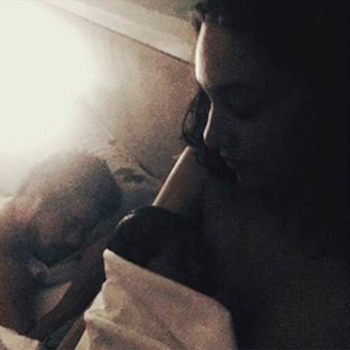 Foto de família compartilhada por Débora Nascimento causa polêmica: <i>Vivo o luto de uma vida</i>