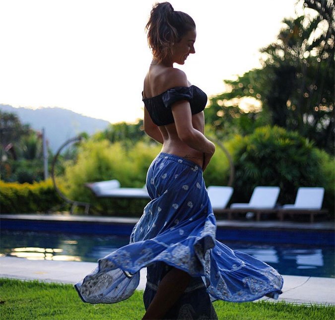 Isis Valverde posta foto acariciando a barriga de grávida: <i>Preparando a tua chegada</i>