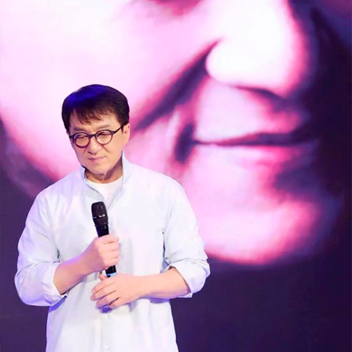 Filha de Jackie Chan fala que está sem teto por conta de pais homofóbicos: <i>- Eu não consigo entender</i>