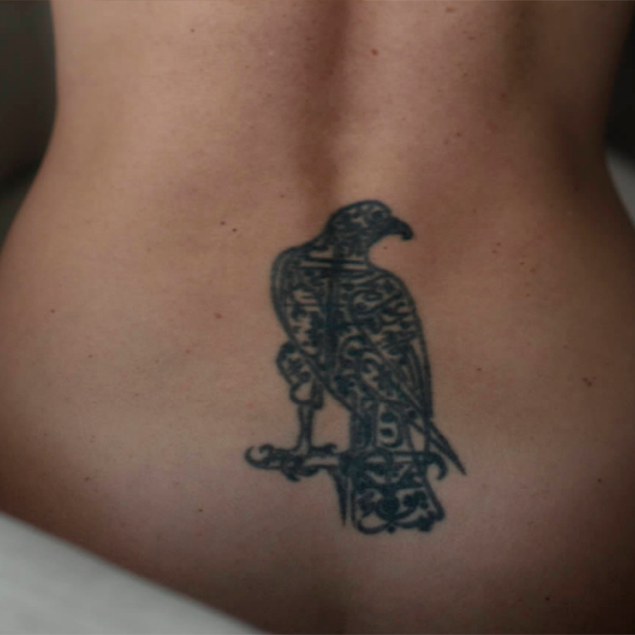 Letícia Spiller posa nua e exibe tatuagem nas costas, veja!