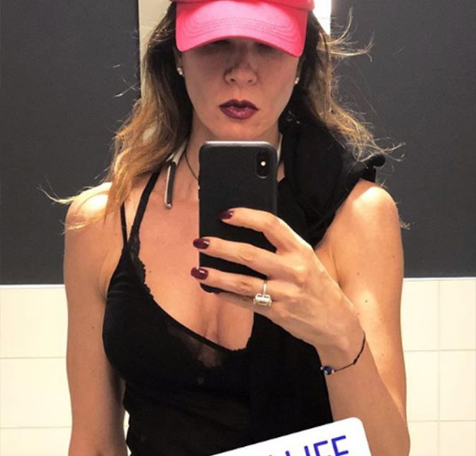 De férias em Nova York, a apresentadora deu o que falar ao aparecer no Stories de seu Instagram tirando sarro das pessoas que passavam por ela na rua. O primeiro alvo foi uma mulher usando roupas de frio. Luciana a criticou dizendo que estava um calor de 40 graus: - Onde ela pensa que está? Está um calor do cão! Fala sério, gente! Em seguida, uma mulher toda de preto passou. A apresentadora não perdeu tempo e disse que a mulher estava hilária, e ainda a chamou de figura na legenda do vídeo. Depois, o foco foi nos pés da moça, mostrando que ela usava um sapato tão grande que saía de seus pés: - E o sapato não está cabendo, é três números maior! Coitada! Alguns seguidores da apresentadora não gostaram nem um pouco de sua atitude. Um deles escreveu: Ridículo ficar na rua filmando e comentando como os outros se vestem ou como são. Cada um sabe a dor e a delícia de ser o que é. Falta do que fazer e só mostra como é vazia e fútil. E depois fica no programa com frases de efeito. De férias em Nova York, a apresentadora deu o que falar ao aparecer no Stories de seu Instagram tirando sarro das pessoas que passavam por ela na rua. O primeiro alvo foi uma mulher usando roupas de frio. Luciana a criticou dizendo que estava um calor de 40 graus: - Onde ela pensa que está? Está um calor do cão! Fala sério, gente! Em seguida, uma mulher toda de preto passou. A apresentadora não perdeu tempo e disse que a mulher estava hilária, e ainda a chamou de figura na legenda do vídeo. Depois, o foco foi nos pés da moça, mostrando que ela usava um sapato tão grande que saía de seus pés: - E o sapato não está cabendo, é três números maior! Coitada! Alguns seguidores da apresentadora não gostaram nem um pouco de sua atitude. Um deles escreveu: Ridículo ficar na rua filmando e comentando como os outros se vestem ou como são. Cada um sabe a dor e a delícia de ser o que é. Falta do que fazer e só mostra como é vazia e fútil. E depois fica no programa com frases de efeito.