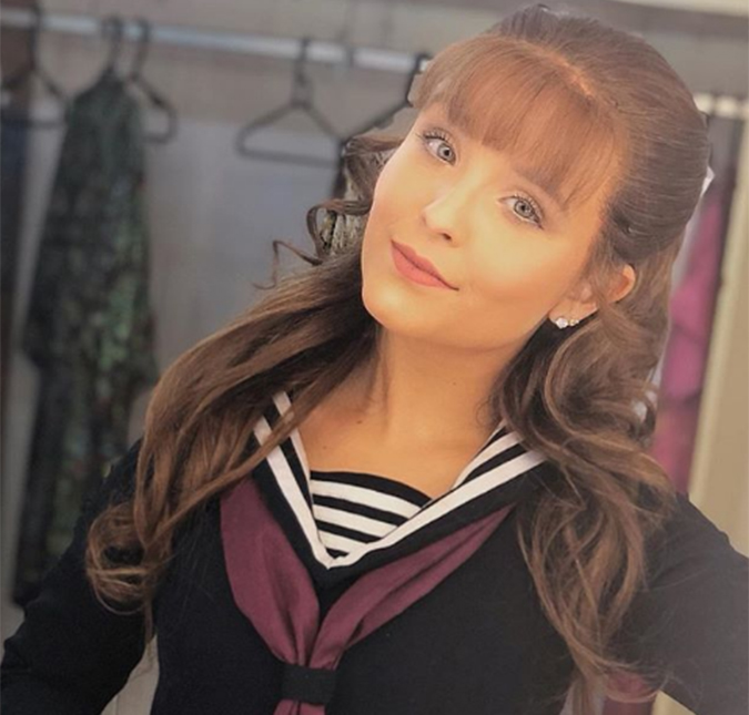 Em seu novo livro, Larissa Manoela revela que já viu um <i>OVNI</i> e já ganhou uma vaca de presente!