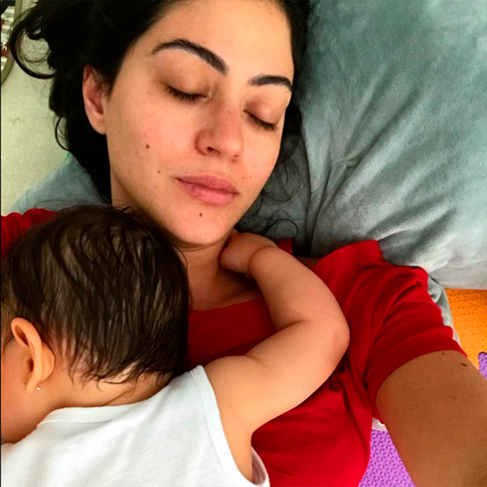 Carol Castro posta foto com a filhinha e leva fãs ao delírio: <i>Melhor soninho</i>