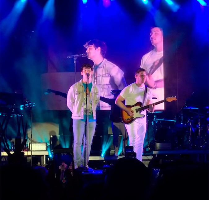 Nick e Joe Jonas relembram <i>Jonas Brothers</i> e cantam sucesso da banda em <i>show</i>, assista!