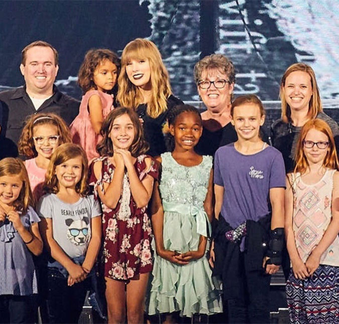 Taylor Swift faz <i>show</i> particular para duas mil crianças!