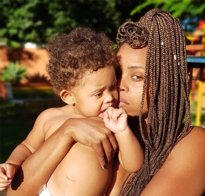 Depois que deu à luz Linda Flor, Roberta Rodrigues enche sua timeline com momentos extremamente fofos da pequena. Além disso, como toda mamãe apaixonada pela cria, detestou o primeiro dia em que teve que voltar a trabalhar: - Estou muito feliz de voltar a trabalhar. Mas logo veio a questão, Como vou fazer com a Flor? Eu deixo com meu marido e com a minha mãe. No primeiro dia que saí para gravar, deixei com o Guilherme (Guimarães, seu marido) e comecei a chorar. Fiquei assim por duas horas e pedi perdão a Deus, pois parecia que eu estava abandonando a minha filha. Foi uma dor terrível.