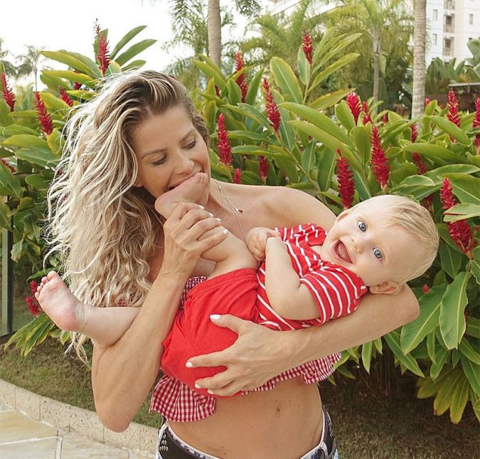 Karina Bacchi se tornou mãe no dia 8 de agosto de 2017. Enrico é fruto de uma produção independente e nasceu nos Estados Unidos. A gravidez bastante esperada pela modelo foi bastante retratada nas redes sociais e agora que o pequeno nasceu, até Instagram próprio ele possui! Karina aliás é bem dedicada e não desgruda do filho, além, é claro, de ser bastante coruja, compartilhando diversas poses de Enrico em ensaios fotográficos.