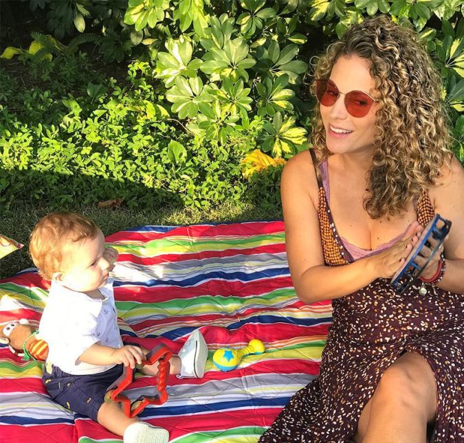 Maíra Charken, inclusive, levou o pequeno Gael para ser vacinado junto com sua amiga, Sheron! A ex-apresentadora do Vídeo Show se dedicava aos famosos mesversários, divide sua rotina com o pequeno e, claro, faz declarações para lá de fofa, como: Amo tanto que dói. O pequeno é fruto de seu casamento com Renato Antunes.