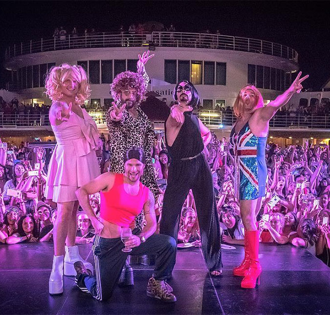 Integrantes dos <i>Backstreet Boys</i> se vestem como as <i>Spice Girls</i> em <i>show</i>!