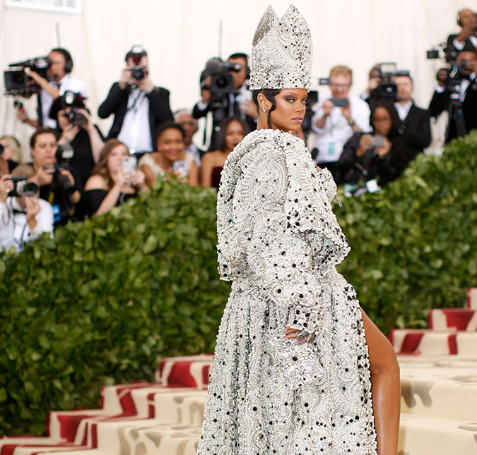 Após brilhar no tapete vermelho do <I>Met Gala</I>, Rihanna dá festão para convidados famosos
